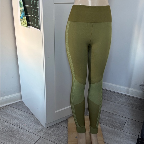 Fablerics Seamless High-Waist Olive Green Leggings - Picture 4 of 9